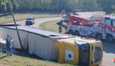 Meurthe-et-Moselle. Un camion rempli de machines à laver se renverse dans un rond-point à Frouard