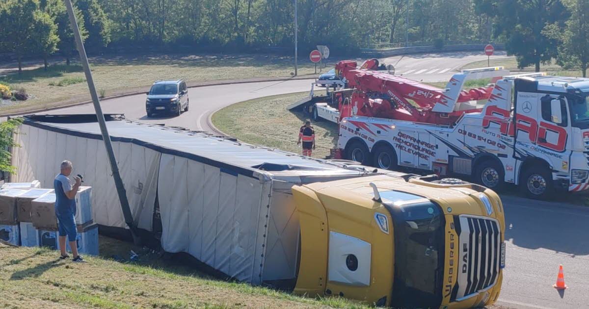 Meurthe-et-Moselle. Un camion rempli de machines à laver se renverse dans un rond-point à Frouard