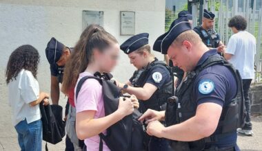 les policiers ont fouillé les sacs des lycéens