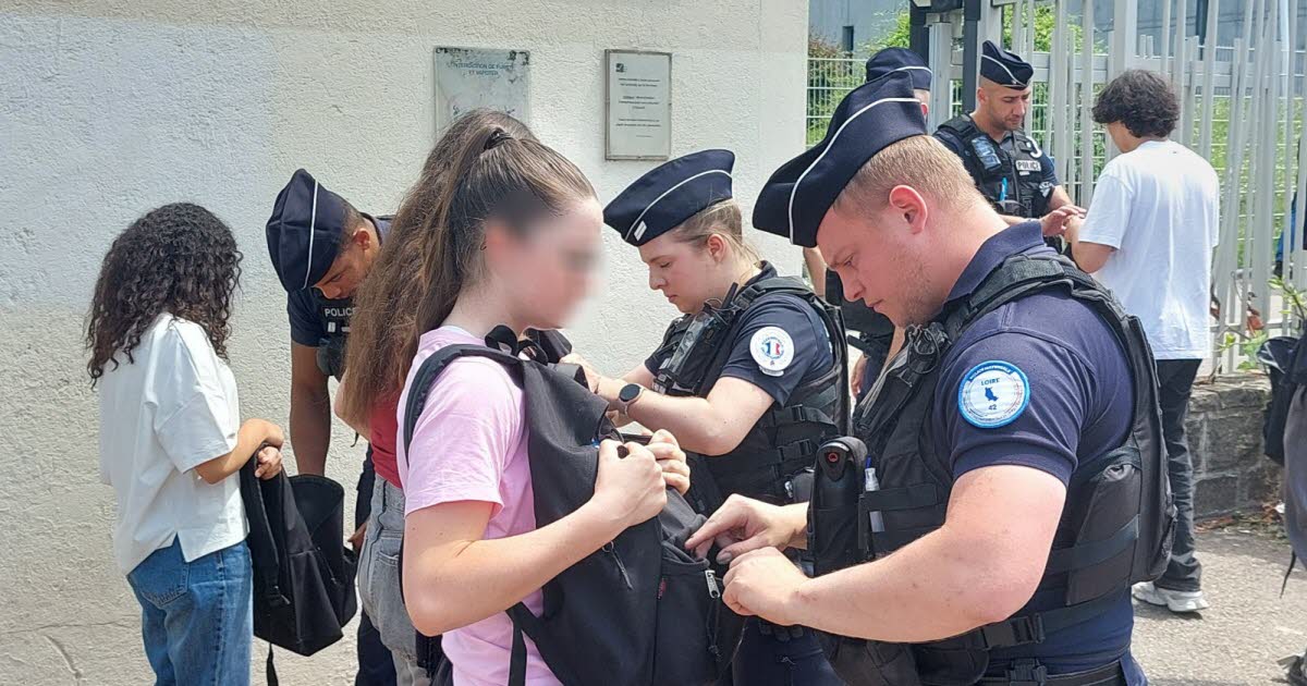 les policiers ont fouillé les sacs des lycéens