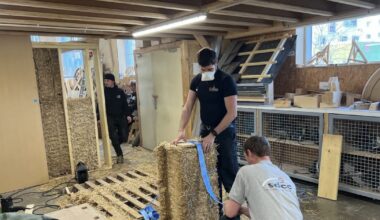Grenoble. Face à la raréfaction des ressources, la paille revient dans les formations des Compagnons du Tour de France