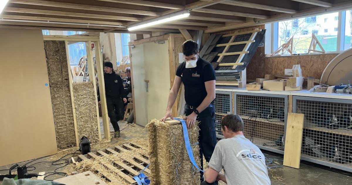 Grenoble. Face à la raréfaction des ressources, la paille revient dans les formations des Compagnons du Tour de France