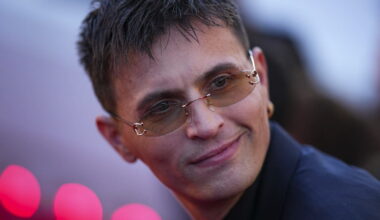 Grenoble. Raphaël Quenard en dédicace au Square pour son livre, Clamser à Tataouine