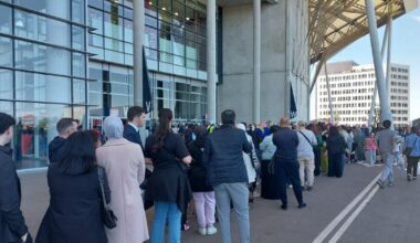 une foule stoppée devant les portes du premier Salon de l’Algérie, victime de son succès