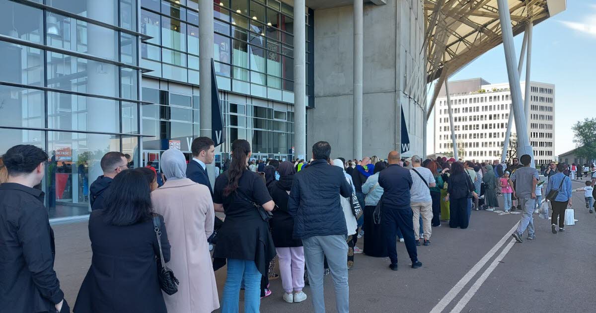 une foule stoppée devant les portes du premier Salon de l’Algérie, victime de son succès