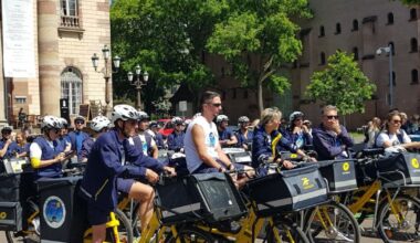 Strasbourg. Les facteurs sont arrivés place Broglie après 500 km à vélo en 5 jours depuis Paris
