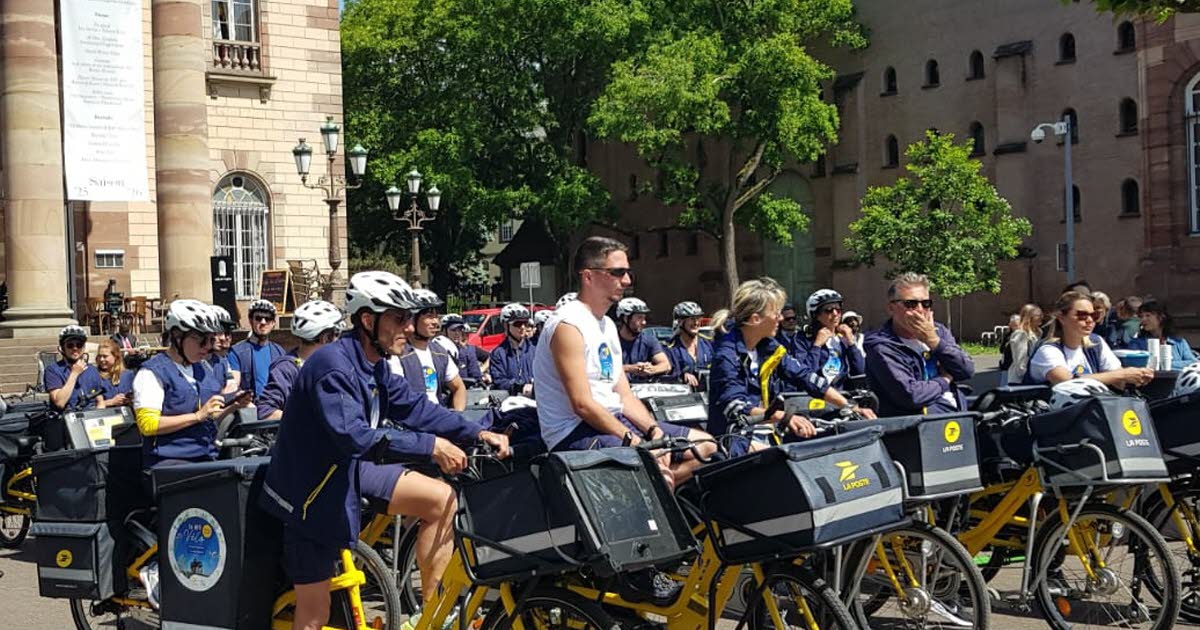 Strasbourg. Les facteurs sont arrivés place Broglie après 500 km à vélo en 5 jours depuis Paris