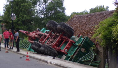 Toulon-sur-Arroux. La remorque du tracteur finit sa course folle dans la rambarde d’un pont