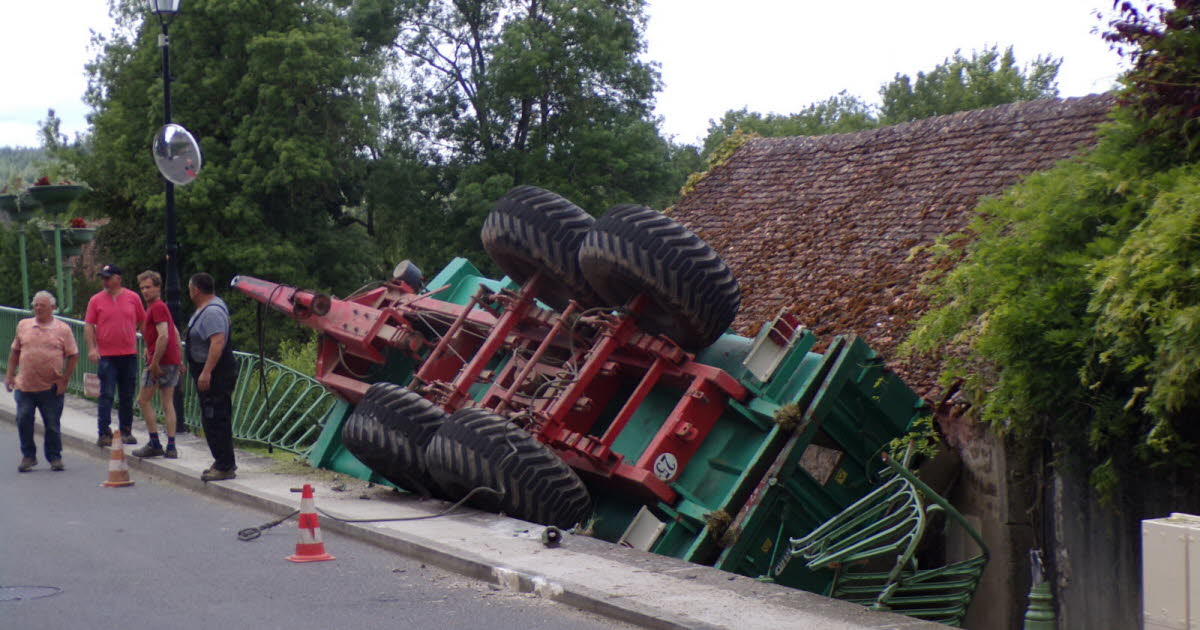 Toulon-sur-Arroux. La remorque du tracteur finit sa course folle dans la rambarde d’un pont