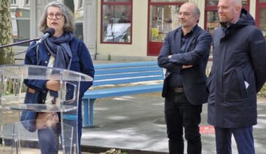 six bancs publics conçus et fabriqués localement sont exposés en ville