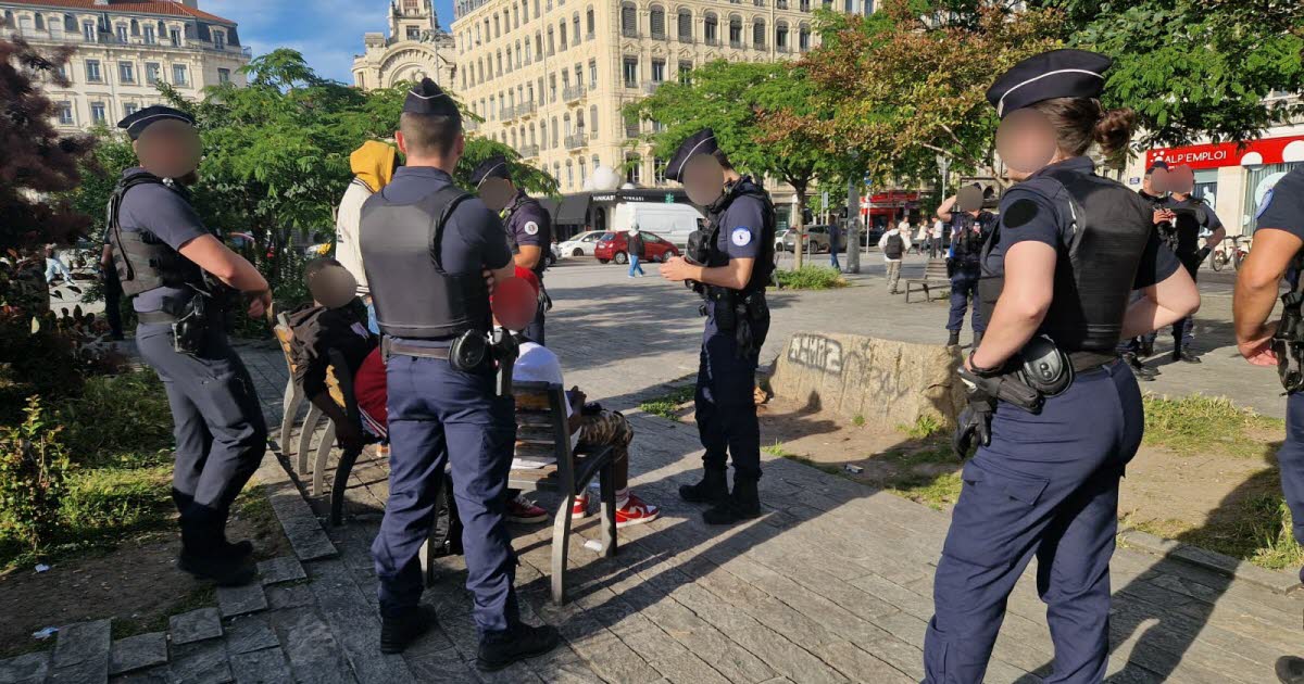 le préfet délégué accompagne les forces de police