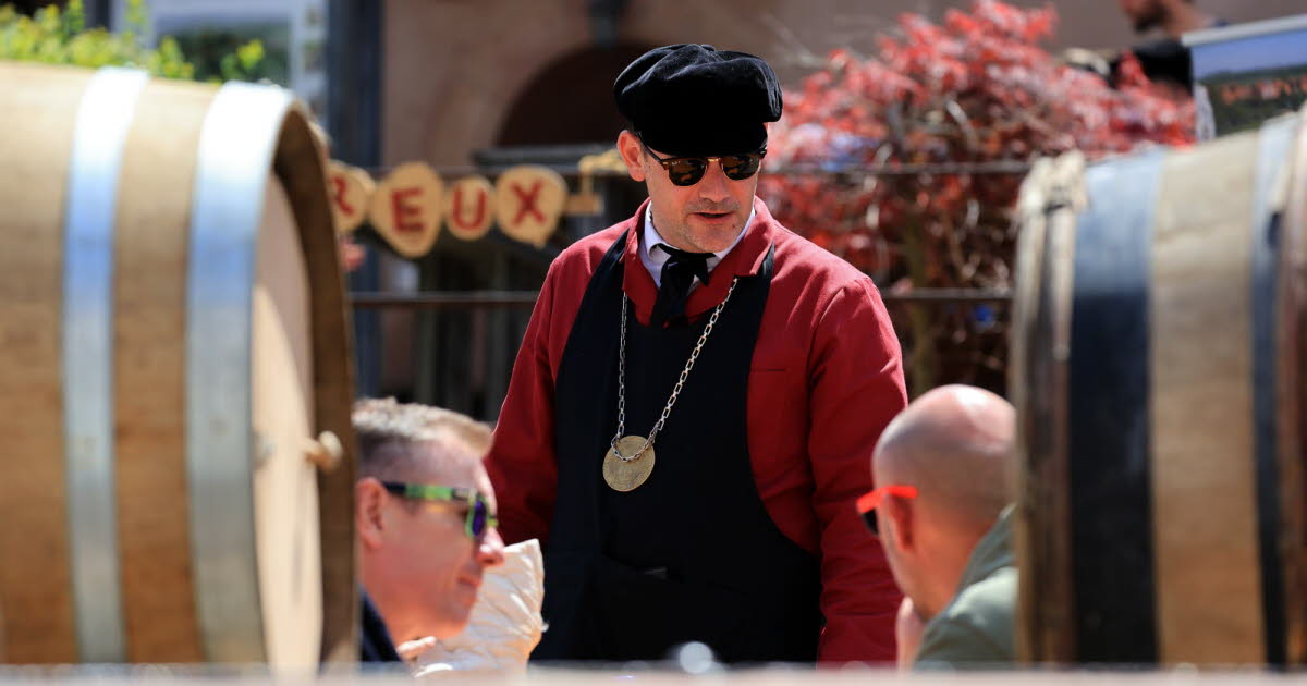 Dambach-la-Ville. Le vin des Bienheureux du Frankstein transporté en barques à fond plat vers Strasbourg pour Pages et cépages