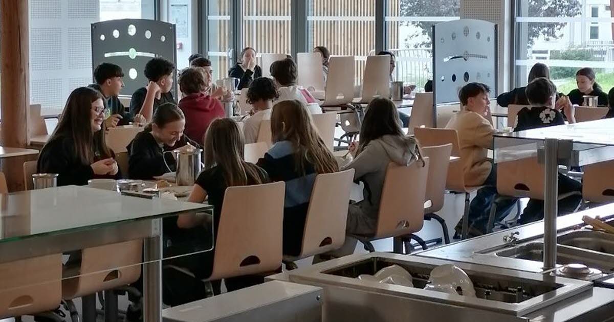 les élèves déjeunent dans un réfectoire flambant neuf