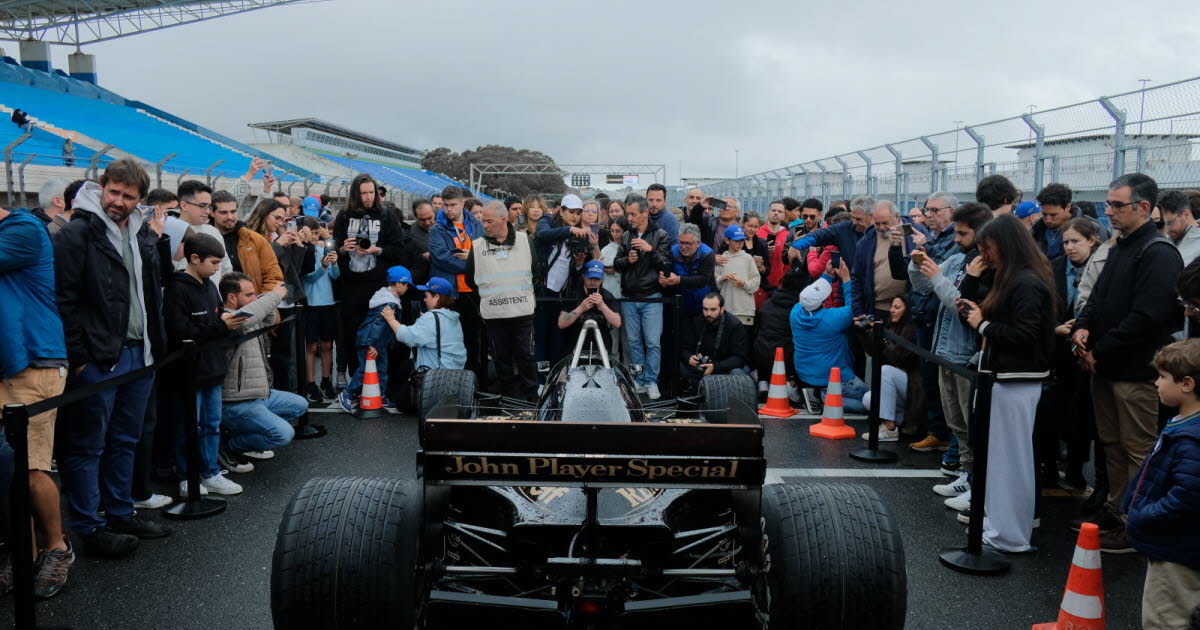 Nostalgie. 40 ans après la première victoire d’Ayrton Senna, Lotus prend toujours soin de sa F1