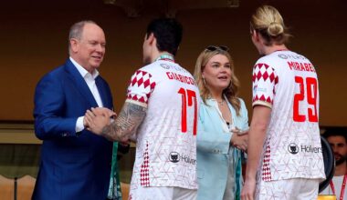 Matt Pokora, Baptiste Giabiconi et Paul Mirabel intègrent l'équipe de football du prince Albert II, sous le regard de la princesse Stéphanie