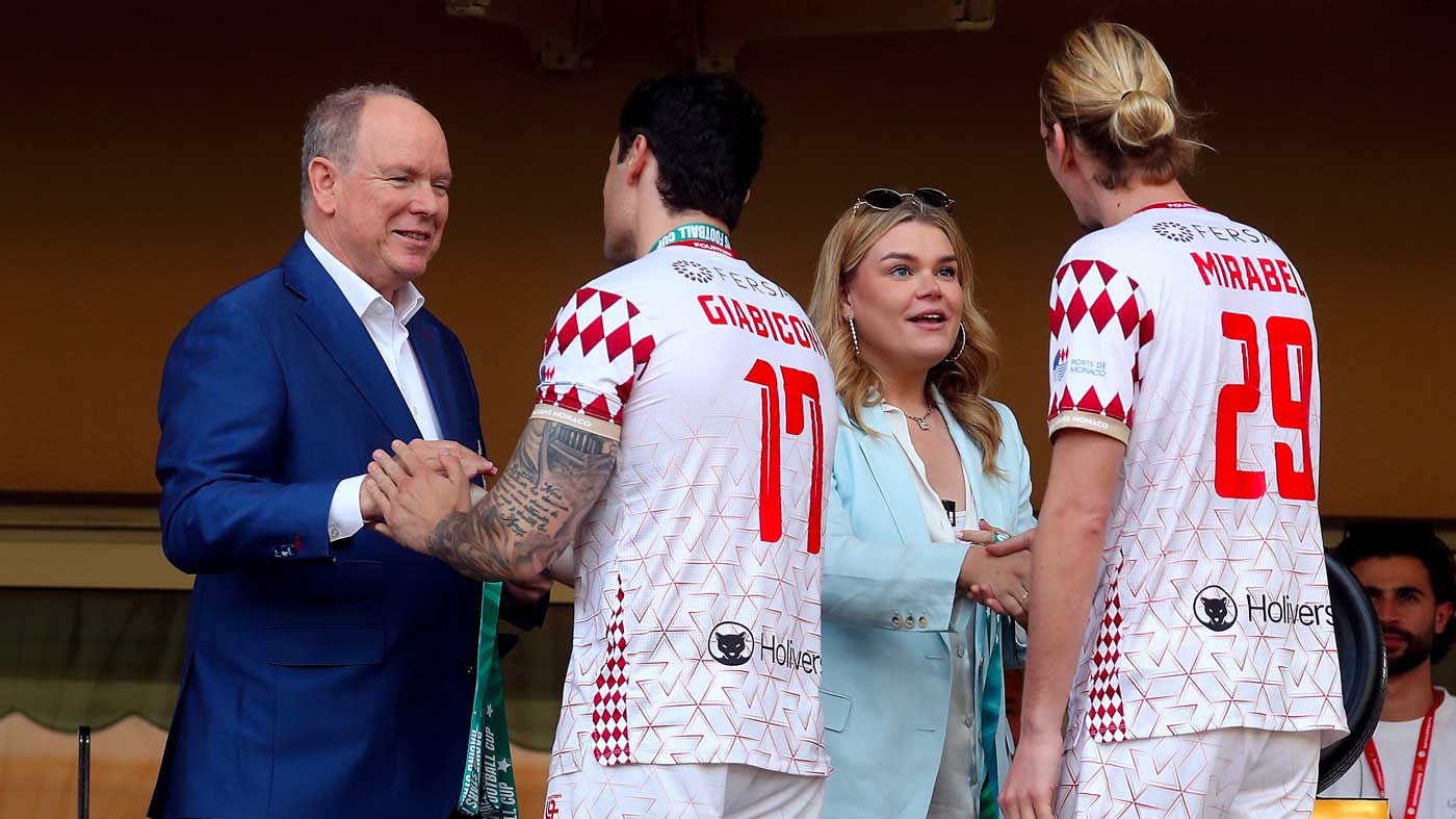 Matt Pokora, Baptiste Giabiconi et Paul Mirabel intègrent l'équipe de football du prince Albert II, sous le regard de la princesse Stéphanie