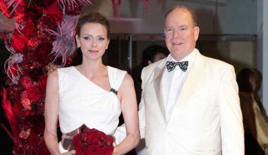 La princesse Charlène et le prince Albert II immaculés à la soirée de gala du Grand Prix de Monaco entourés de membres de la famille princière