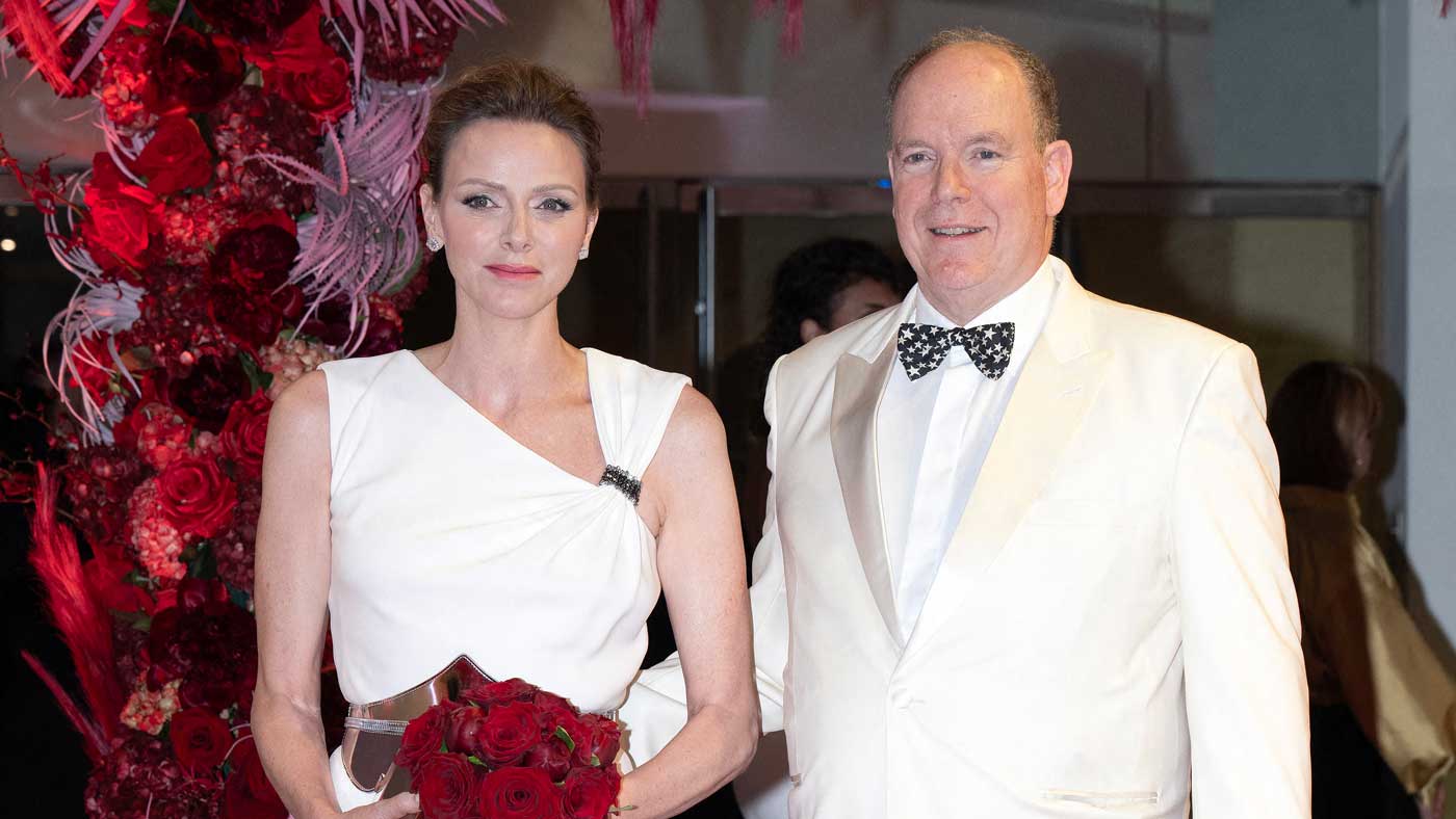 La princesse Charlène et le prince Albert II immaculés à la soirée de gala du Grand Prix de Monaco entourés de membres de la famille princière
