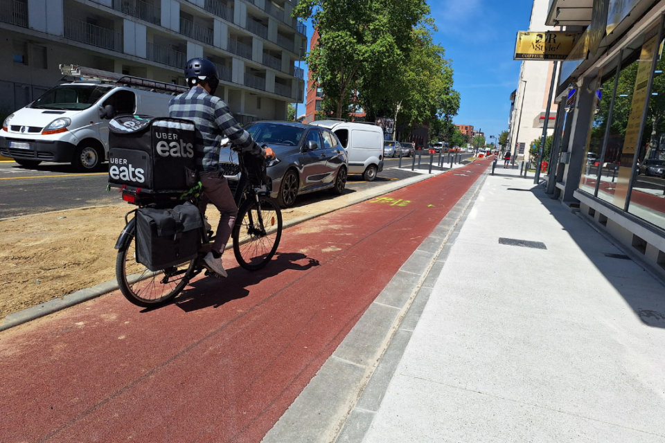 D'un côté de l'avenue, la piste cyclable est déjà opérationnelle.
