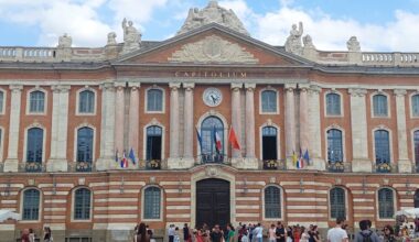 Toulouse. Un enfant de trois ans grièvement blessé, après une chute de deux mètres place du Capitole