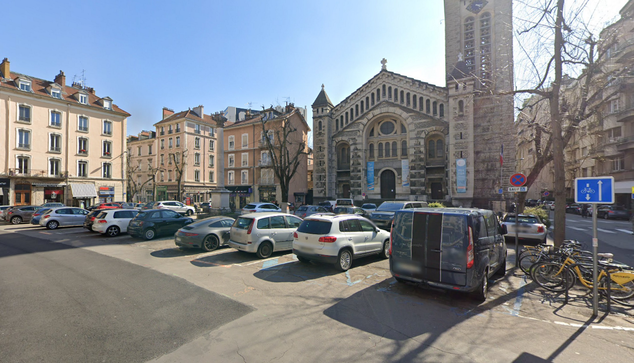 Grenoble. Le stationnement bientôt supprimé sur cette place, les habitants désemparés