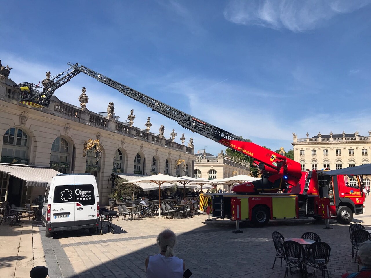 pourquoi les pompiers ont dû déployer la grande échelle lundi