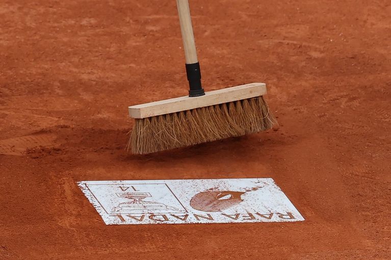 La plaque reproduisant l'empreinte du pied droit de Rafael Nadal, qui va prendre place à côté du filet sur le court Philippe-Chatrier - AFP