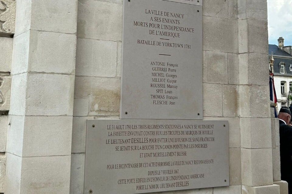 Sous l'arche principale, des plaques rappellent les Nancéiens morts pour l'indépendance des Etats-Unis et aussi le geste héroïque du lieutenant Désilles.