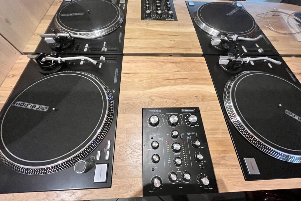 Les DJs pourront faire tourner leurs vinyles sur les platines à côté du bar.