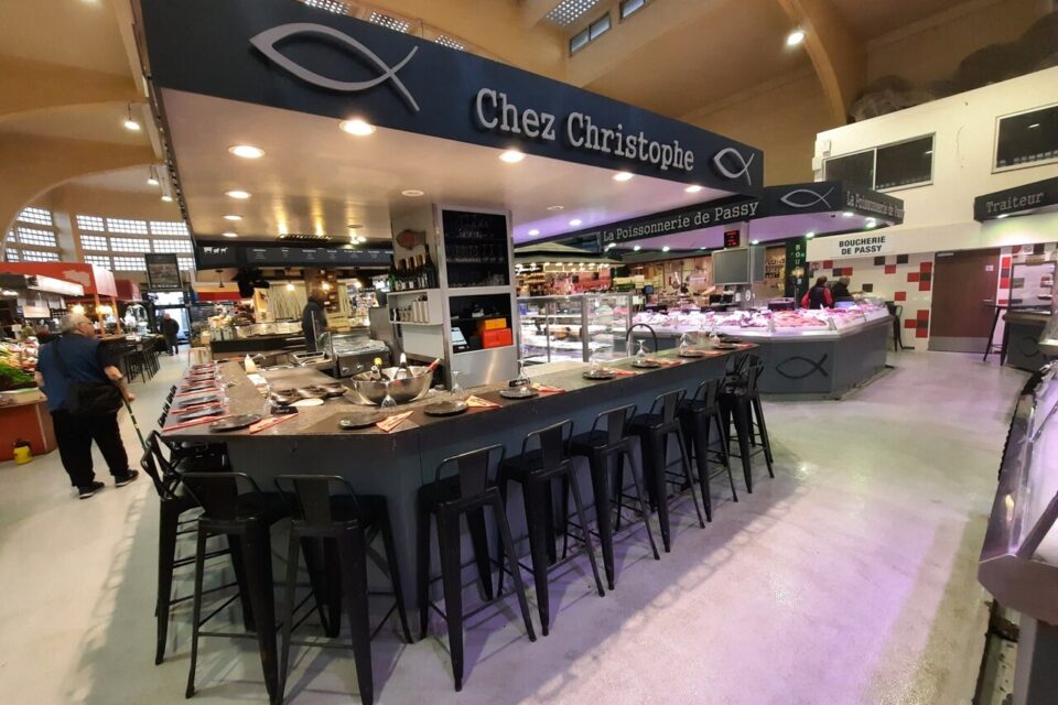 L’originalité de la poissonnerie de Passy, c’est que l’on peut volontiers … consommer sur place ! 