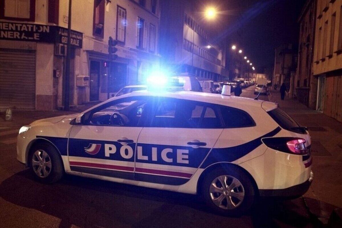 à 16 ans, ils refusent le contrôle et percutent trois voitures de police