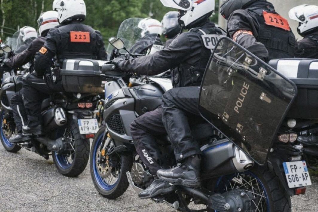 Un policier coupable de violence, risque de fermetures de crèches... L'info à midi en Île-de-France