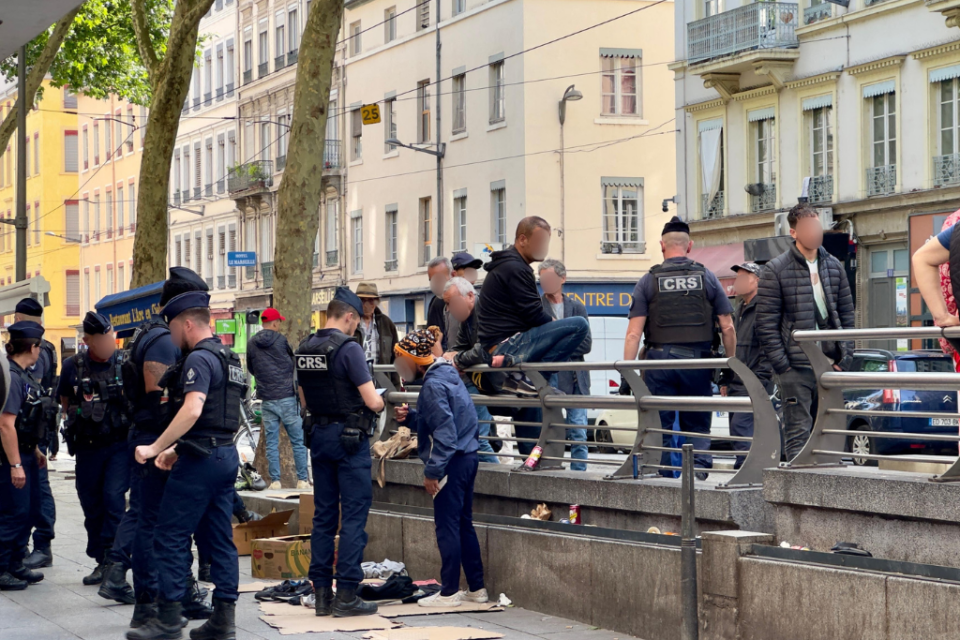 Un vendeur à la sauvette est verbalisé lors d'une importante opération de police mardi 27 mai 2025 dans le quartier de la Guillotière à Lyon.