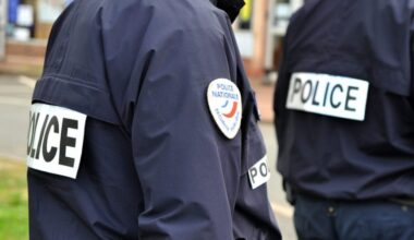 une femme appelle la police à l'aide et tente d'assassiner un agent