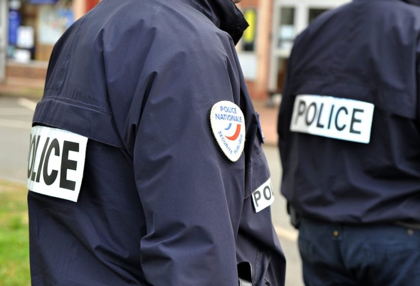 une femme appelle la police à l'aide et tente d'assassiner un agent