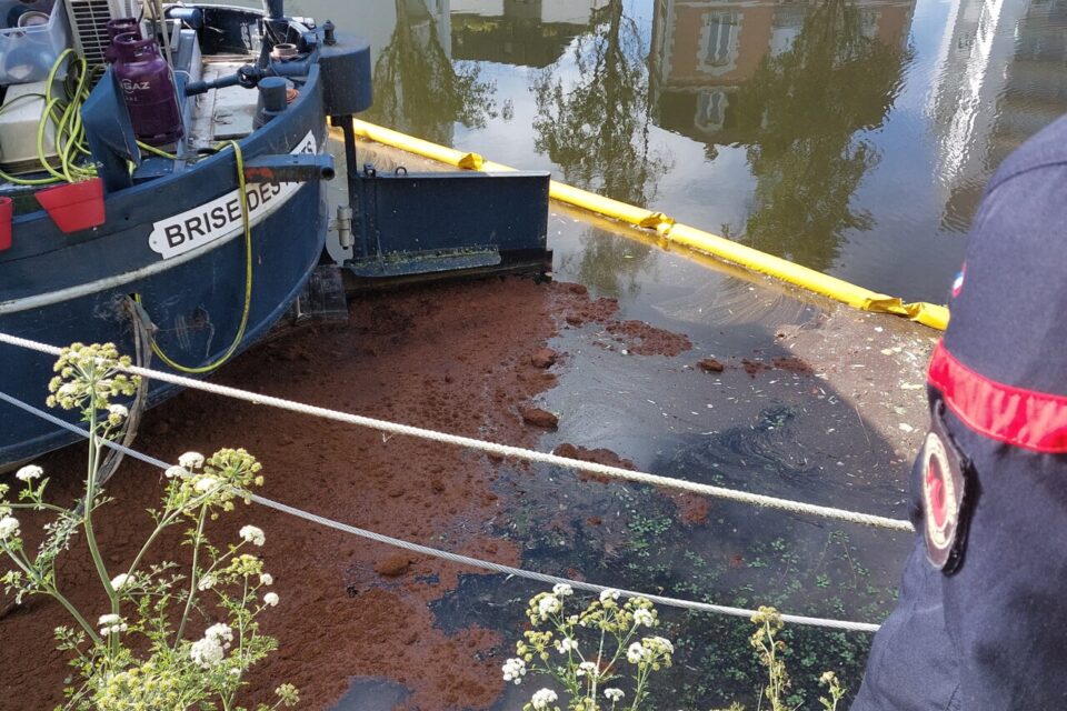 Les pompiers ont appliqué une poudre absorbante dès jeudi soir.
