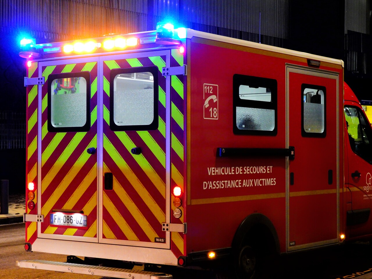 Rouen. Il se penche à la fenêtre pour saluer un copain... et chute de trois étages