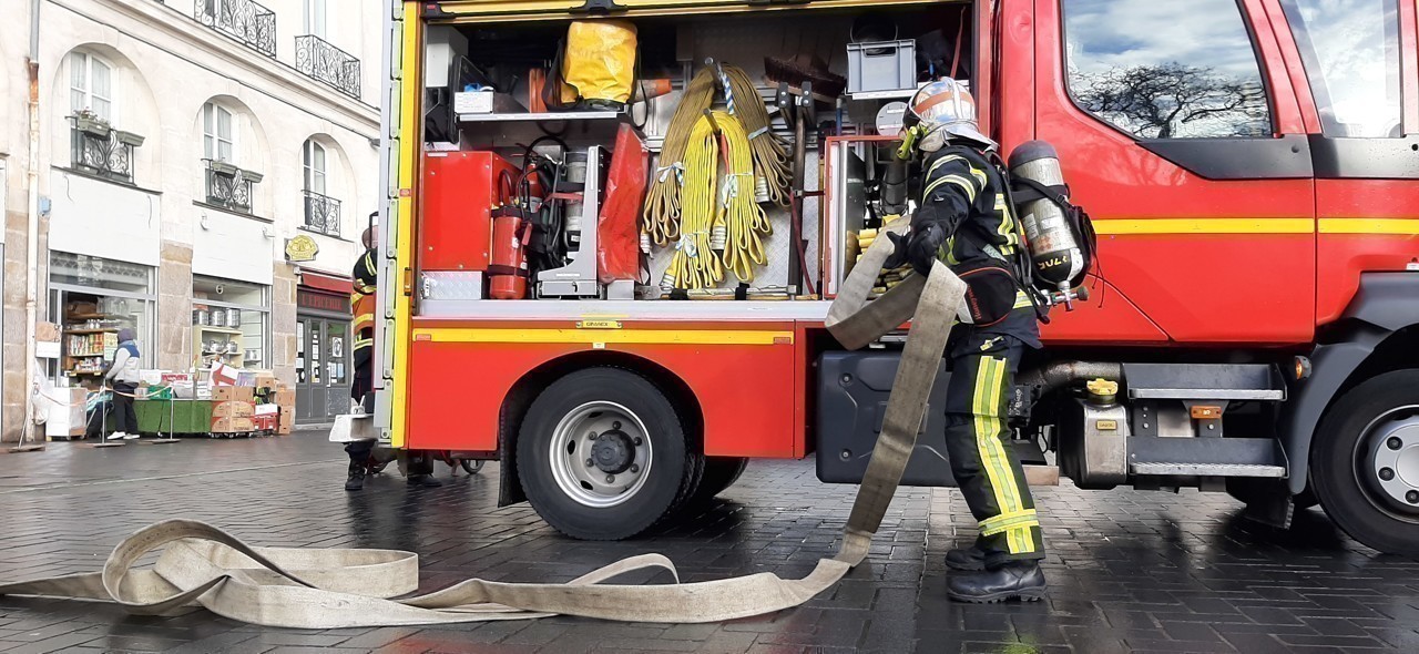 un incendie ravage la réserve d’un magasin, 29 pompiers mobilisés