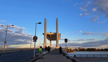 deux paquebots coupent la circulation sur le pont Chaban-Delmas