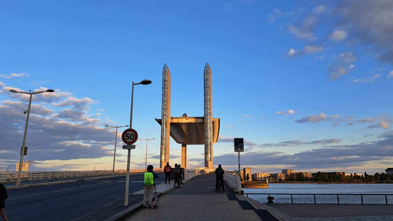 deux paquebots coupent la circulation sur le pont Chaban-Delmas