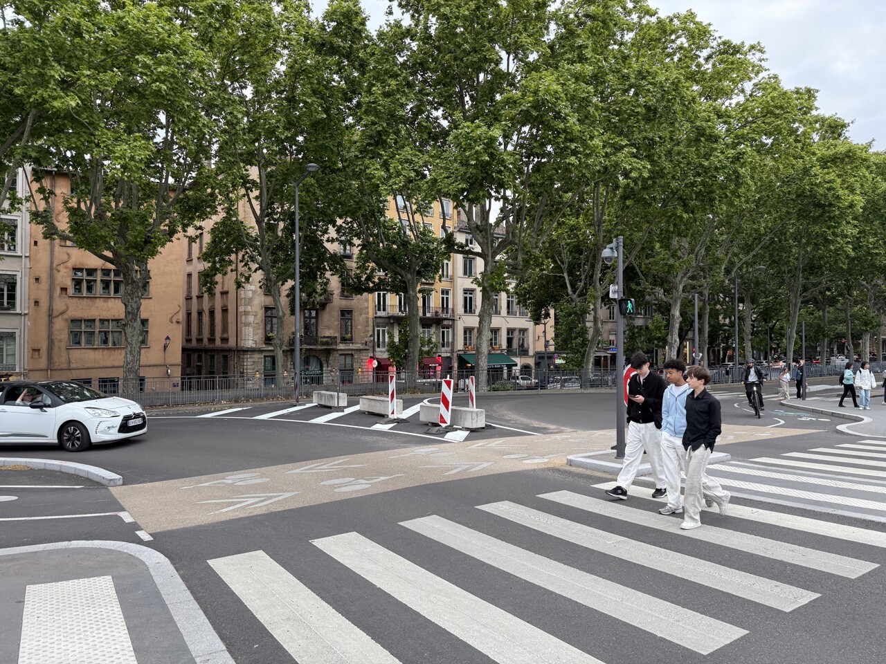 Lyon. Des blocs de bétons installés à une sortie de parking, des automobilistes s'agacent