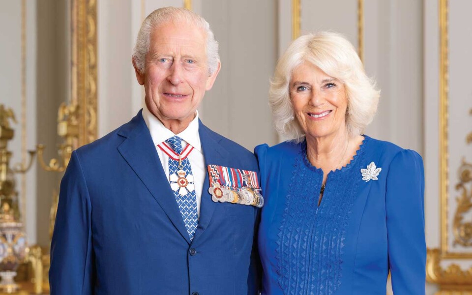 Portrait officiel du roi Charles III du Canada avec la reine Camilla. Elle porte une broche en forme de feuille d’érable et lui, ses distinctions et médailles militaires canadiennes.