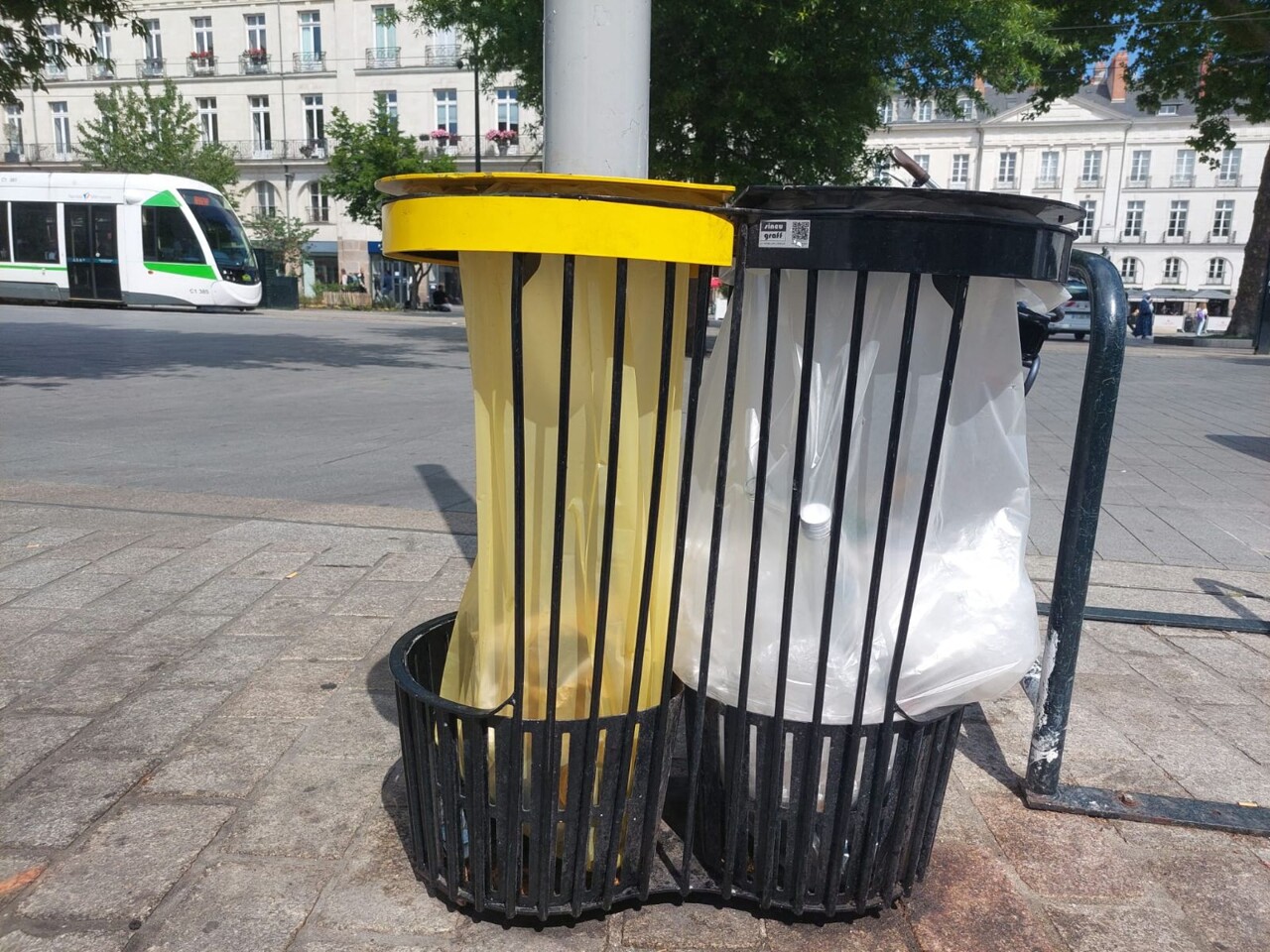 c'est quoi ces nouvelles poubelles installées sur l'espace public ?