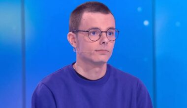 l'ancien tenant du titre balance cash, "Il mérite un..."