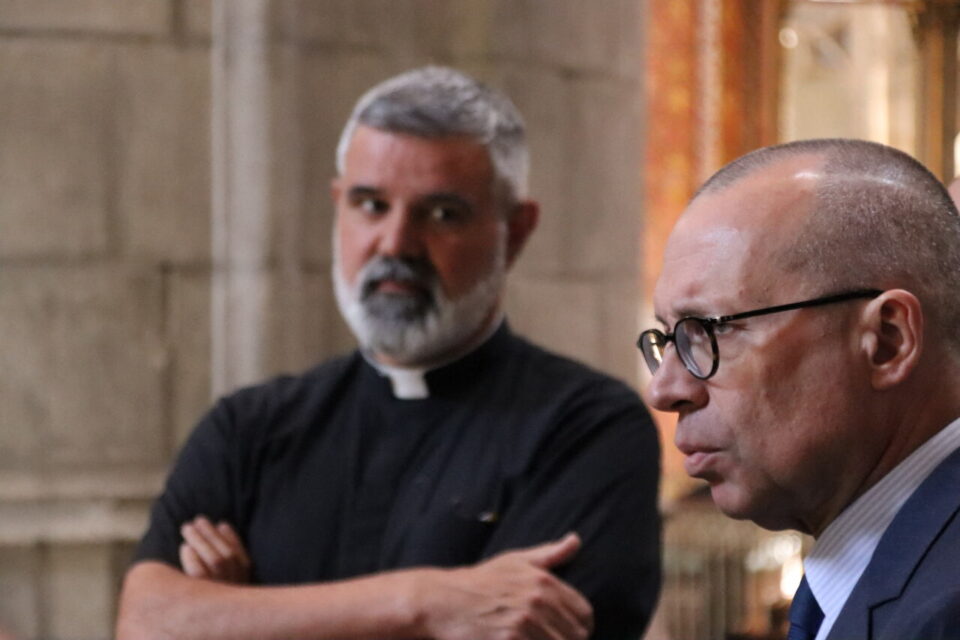 Le préfet Pierre-André Durand s'enquiert du début de la réhabilitation de la nef sous le regard de l'abbé Simon d'Artigue, curé de la cathédrale de Toulouse