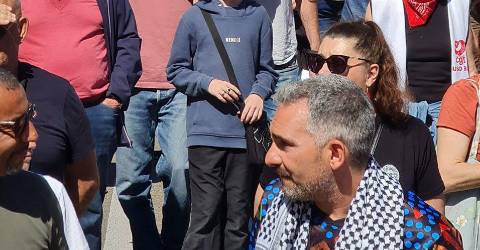 Le poing levé pour la défense de la paix et des peuples à Toulon