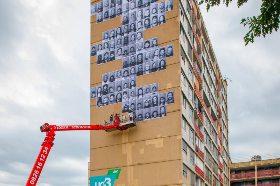 Des portraits d'habitants ont été collés sur la façade de l'UC3, face au périphérique lyonnais, à Bron ce mercredi.