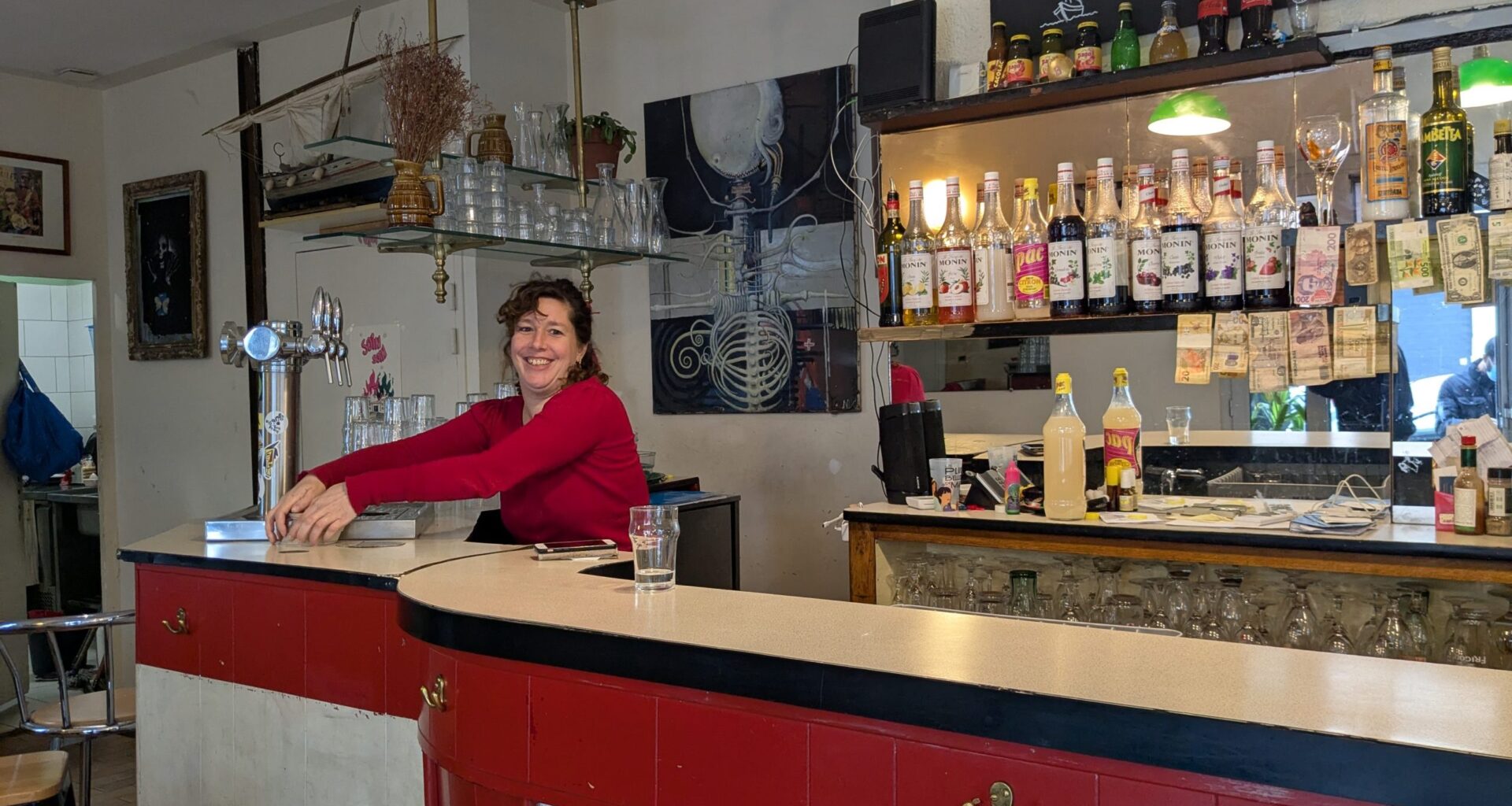 Au Bar Jo, les mecs disent "Oui madame"