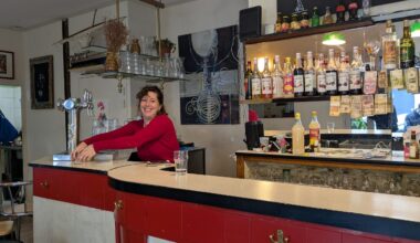 Au Bar Jo, les mecs disent "Oui madame"
