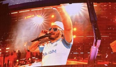 OM. Jul dévoile sur scène le maillot domicile de la saison 2025-2026